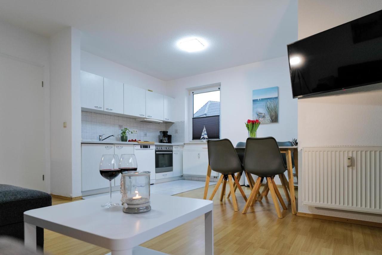 Ferienwohnungen Meerfarbig Zingst - Haustierfrei -Terrasse Mit Strandkorb Oder Balkon - E-Ladesaeule - Parkplatz - Wlan - Fahrradschuppen - Waschtrockner - Ruhig Und Zentral - Nichtraucher Esterno foto