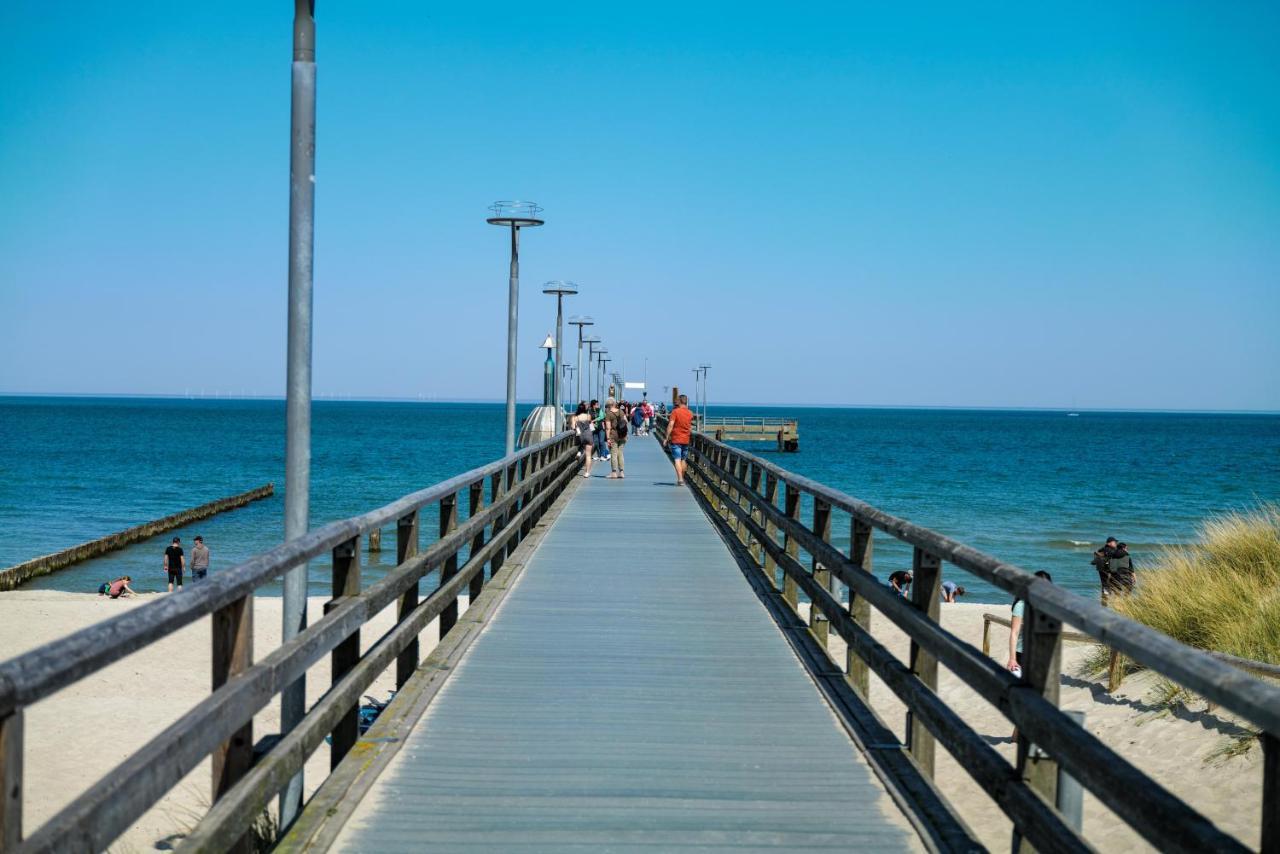 Ferienwohnungen Meerfarbig Zingst - Haustierfrei -Terrasse Mit Strandkorb Oder Balkon - E-Ladesaeule - Parkplatz - Wlan - Fahrradschuppen - Waschtrockner - Ruhig Und Zentral - Nichtraucher Esterno foto