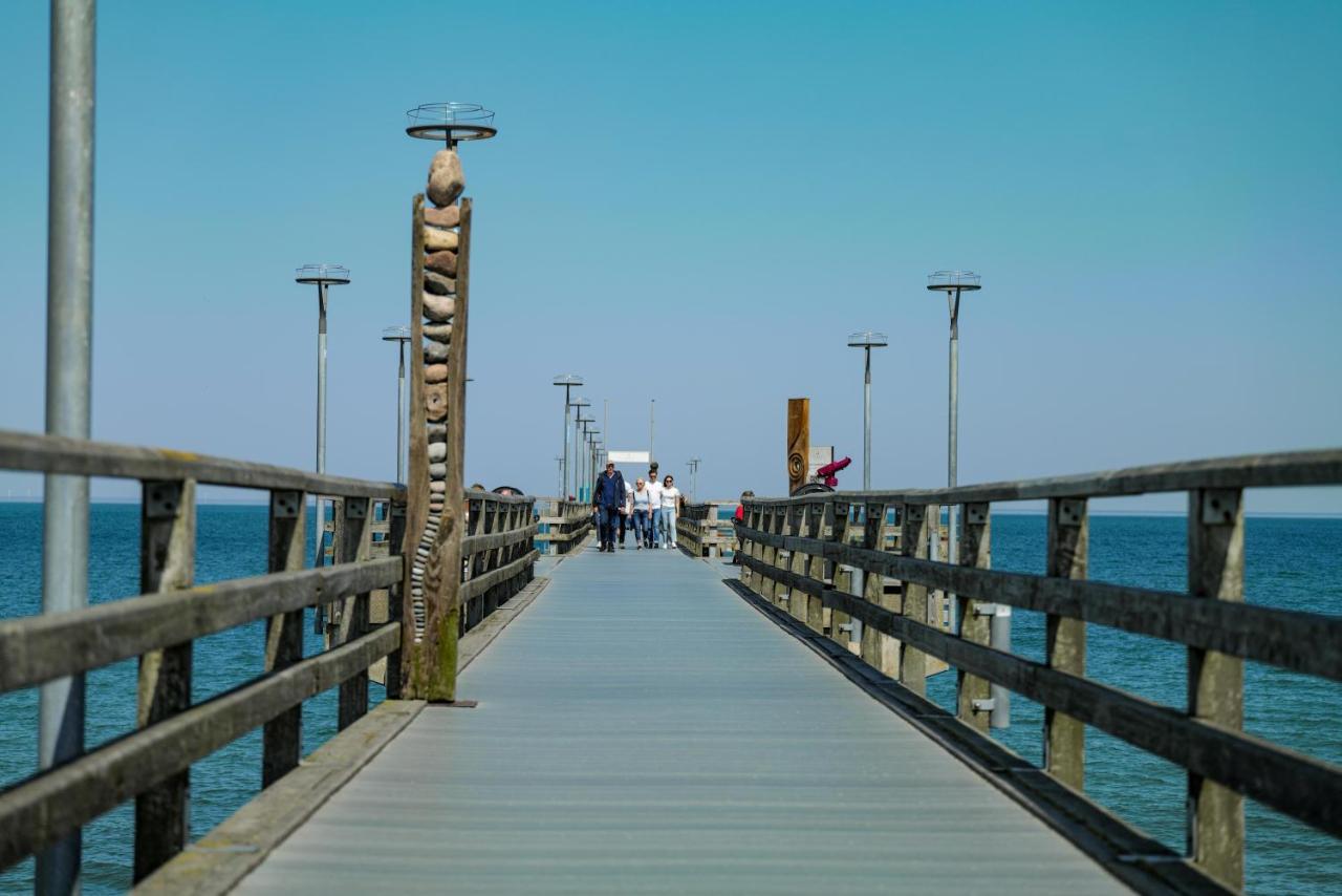 Ferienwohnungen Meerfarbig Zingst - Haustierfrei -Terrasse Mit Strandkorb Oder Balkon - E-Ladesaeule - Parkplatz - Wlan - Fahrradschuppen - Waschtrockner - Ruhig Und Zentral - Nichtraucher Esterno foto